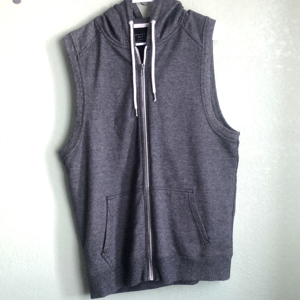 Gray no sleeve sweater. 21Men brand.